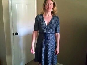 Vrouw Trekt Zich Uit, Zuigt Lul En Neukt