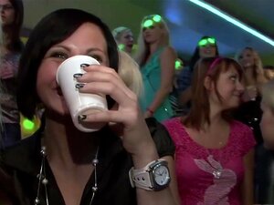 Напрлитана порно звезда у фантастичном бразилском, великим сисама порно филму, Никада нисте видели напаљенију групу људи окупљених у једној згради, као што ћете овде имати, где девојке шетају около само у грудњаку и гаћицама, па кад им тип покаже свој кур