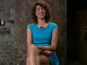 Amatör Med Stor Röv Blir Skamsen, Lokala Hetingen Bianca Stone Blir Använd Och Knullad Av Lorelei Lee Och Ett Rum Fullt Av Kåta Armory-regularer