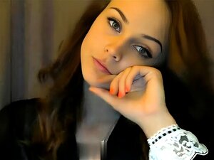Een Adembenemende Brunette In Verleidelijke Lingerie Verleidt En Stript Sensueel In Een Intieme Solo-webcamshow. Geniet Van Haar Softcore Charme En Laat Je Meeslepen Door Haar Verleidelijke Striptease!