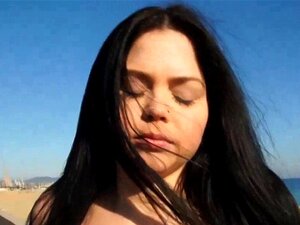 Latina Ellie Näyttää Isot Tissinsä. Latina Ellie Esittelee Isot Tissinsä Ja Koskettaa Niitä Pehmeästi