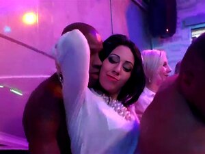 Wicked Cuties Krijgen Volledig Wild En Undressed Bij Hardcore Party. Volledig Gek Heerlijk Kuikens Tonen Natuurlijke Tieten Bij Hardcore Party En Krijgen Gereden Door Willekeurige Fellas