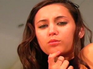 Una Chica Deliciosa Muestra Su Coño Peludo