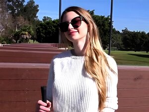 Аматерка са великим сисама на отвореном и пуњењем