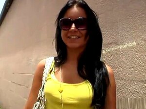 Egzotyczna Gwiazda Porno Tanner Mayes W Najgorętszym Solowym Filmie Dla Dorosłych, Masturbacja. Tanner Mayes Jest Zaproszona Do Poddasza Reżysera, Gdzie Każe Jej Przymierzać Różne Majtki I Używać Zabawek Erotycznych Do Ujęć Masturbacyjnych. Będziesz Zasko