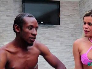 Зрела жена зове црног водоинсталатера да поправи каду, и на крају даје дупе да плати дуг. (Цео у Xvideos црвеном) Манух Кортез