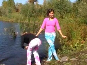 Färska Brudar Klär Av Sig Vid Floden