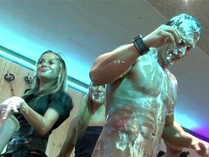 Hete Meiden Hebben Een Geweldige Seksorgie In Een Bar