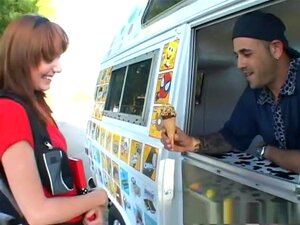 Фантастична порно звезда Беау Мари у лудим тетоважама, порно филму са факултета, Црвенокоса школарка, Беау Мари је неколико пута била код овог типа на путу кући са факултета, али овај пут је снима и пустиће вас да видите шта курац задиркује