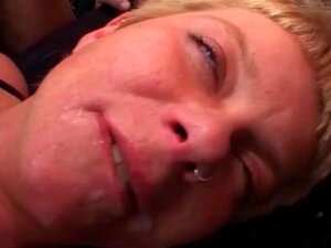 Blond Hårig Slampa Njuter Av Gruppknull, Hon älskar Att Ge Sin Håriga Fitta Till Ett Gäng Killar