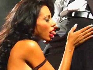 Врућа сисата бринета јебе мафијашким стилом - Nm17