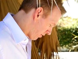 Süße Und Babe Lecken Schwanz Im Freien, Süße Süße Und Busty Babe Lecken Schwanz Im Freien In Einem Geilen Trio