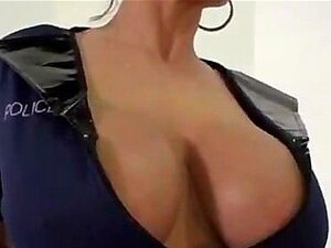 Lisa Ann Leva O Pau Grande E Preto Do Detento No Chuveiro