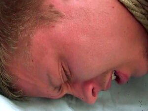 Gebunden In Der Öffentlichkeit. Sex Am Strand, Es Ist Ein Kalter, Bewölkter Tag Am Strand. Micah Andrews Wird Für Sex Durch Den Sand Gezerrt. Er Ist Vor Geilen Strandbesuchern Verhurt. Mike Martin Fickt Den Sandigen Arsch Des Jungen Mit Seinem Dicken, Lan