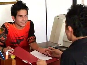 Uma Entrevista De Emprego Se Transforma Em Sexo Gay Quando Um Candidato Latino Quente E Fofo Entra No Entrevistador Latino. A Entrevista Fica Física E Logo Os Dois Estão Transando Sem Camisinha No Chão Do Escritório!