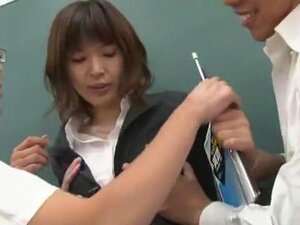 Напрлитана јапанска курва Маи Ханано у невероватном фоот јоб-у, гангбенг ЈАВ клип