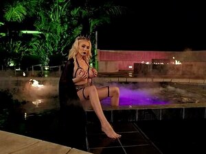 La Hermosa Kendra Sunderland De Cabello Dorado Con Un Increíble Video Porno De Látex En La Ducha