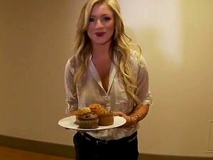 Goda Grannar. Härliga Cameron Har Precis Flyttat In I Sin Nya Lägenhet, Och Hon Tycker Att Det Skulle Vara Trevligt Att Presentera Sig För Grannen. Så Hon Beväpnar Sig Med En Tallrik Muffins, Och Knackar På Hos Grannen. Den Stilige Killen Från Grannen Gla