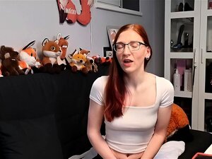 Стидљива црвенокоса девојка довољно је храбра за своје прво Пушење