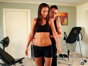 Sexiga Bruden Rilynn Rae Knullar På Gymmet. Den Fantastiska Brunetten Rilynn Rae Suger Och Rider En Stor Kuk På Gymmet