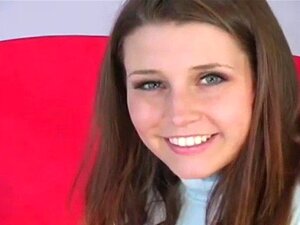 Dlakava Pička U Uskim Najlonkama. Razigrana Cura S Dlakavom Pičkom Migolji Se U Tajicama Otkrivajući Dobre Stvari