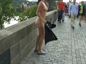 Zobacz Tę Zmysłową Brązowowłosą W Jakości HD, Która Staje Się Dzika I Figlarna W Miejscu Publicznym. Ten Film Nie Jest Dla Osób O Słabych Nerwach.