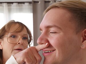 OOPSIE-Gammal Puma Fångas Djupt Ner I Halsen 18yo Pojkens Mutter Säck Får Sällskap Av Weirdo Buxom Sjuksköterska GoGo FukMe