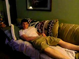 Мастурбирам за свог слатког фрајера, мој фрајер је луд да гледа геј видео снимке са мном. У овом приватном филму мастурбирам као прави твинк који жуди да пуши слатки курац мог љубавника који се стално понаша веома неваљало