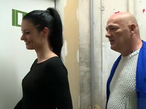 Врућа немачка жена се јебе са аналним инспектором,