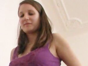 19 yo czech brunette lapdances untuk pria horny