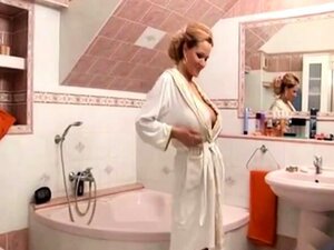 Велика сисата MILF у кади