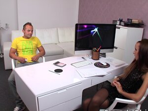 Женска агентица интервјуише на кастингу са нервозним момком који не може да очврсне Пенис, па му у својој канцеларији прави стопало у црним чарапама без гаћица испод сукње