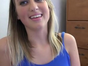 Susie seksi menjilat kontol besar pacarnya seperti lolipop, Susie seksi suka menjilat kontol pacarnya kontol besar dan kemerahan. Dia menyentuhnya, menjilatnya dan dia pasti menikmatinya