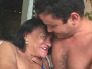 Ружна бразилска бака, одаје своју суву пичку и гузицу