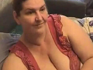 Yvonna Ist Eine Dreckige Oma, Die Es Liebt, Sich Auf Der Webcam Zu Zeigen. Sie Hat Riesige Natürliche Titten Und Liebt Es, Sie Herumzuzeigen Und Damit Zu Spielen. Würdest Du Diese Oma Ficken?