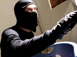 Model glam berdada besar dihajar di vagina oleh pencuri