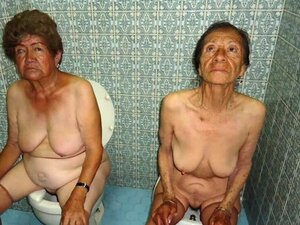 НЕМАЧКА КОСПЛЕЈ ПОРНО ЗВЕЗДА ЏЕКИ ИЗНЕНАЂУЈЕ МОМКЕ ГРУПНИМ СЕКСОМ